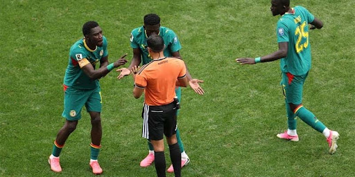 Late substitutions reshape tempo during knockout extensions